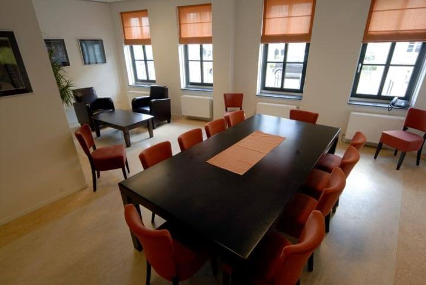 Medische keuring groot rijbewijs spreekkamer locatie helmond. groot met rode stoelen